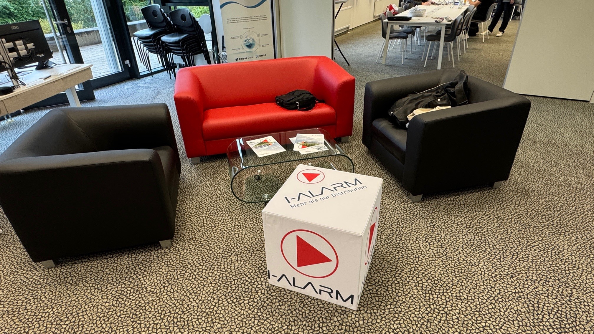 Moebel, Handtasche, Couch, Schuh, Person