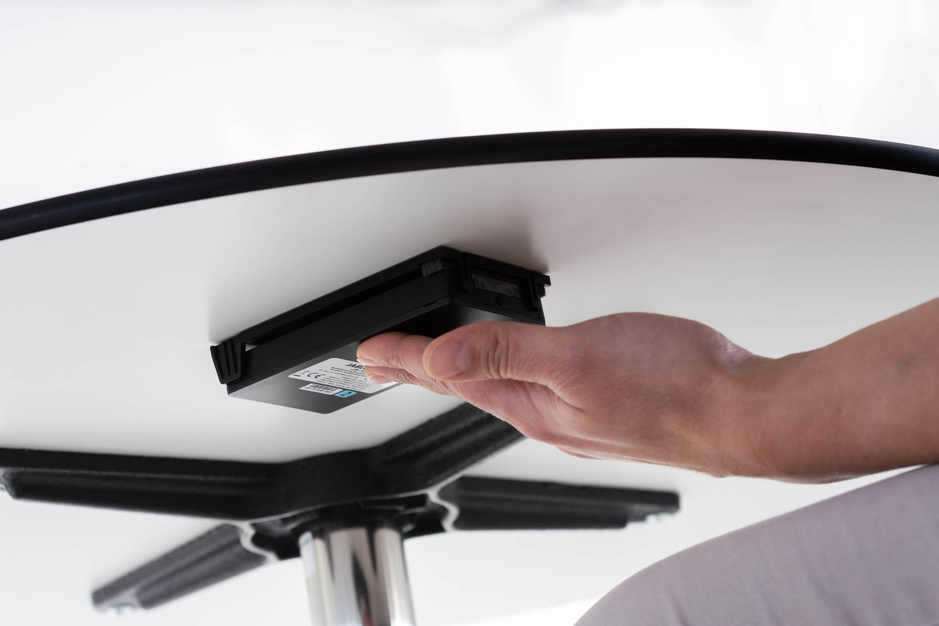 JA-156J Multifunktions-Funk-Paniktaster, schwarz, Tischmontage, rote Taste wird gedrückt